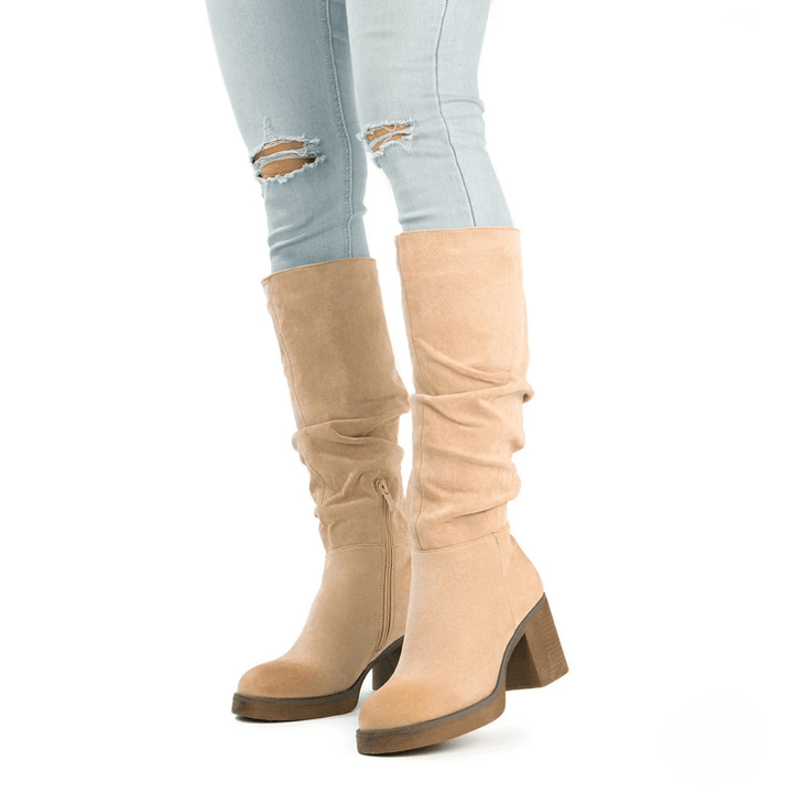 Tiny suede boots with soft shaft and comfortable heel