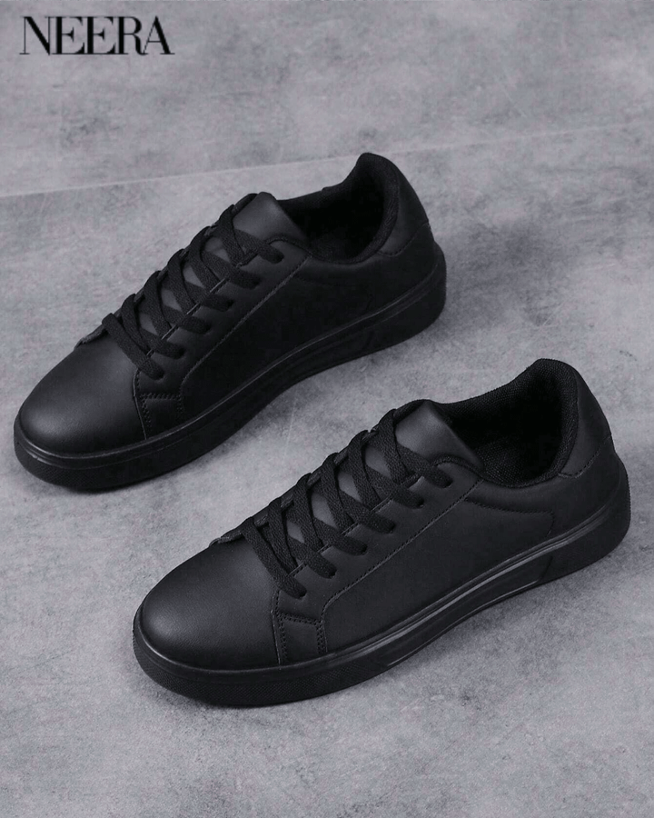 Scarpe, sneakers in pelle nera per la primavera e l'autunno