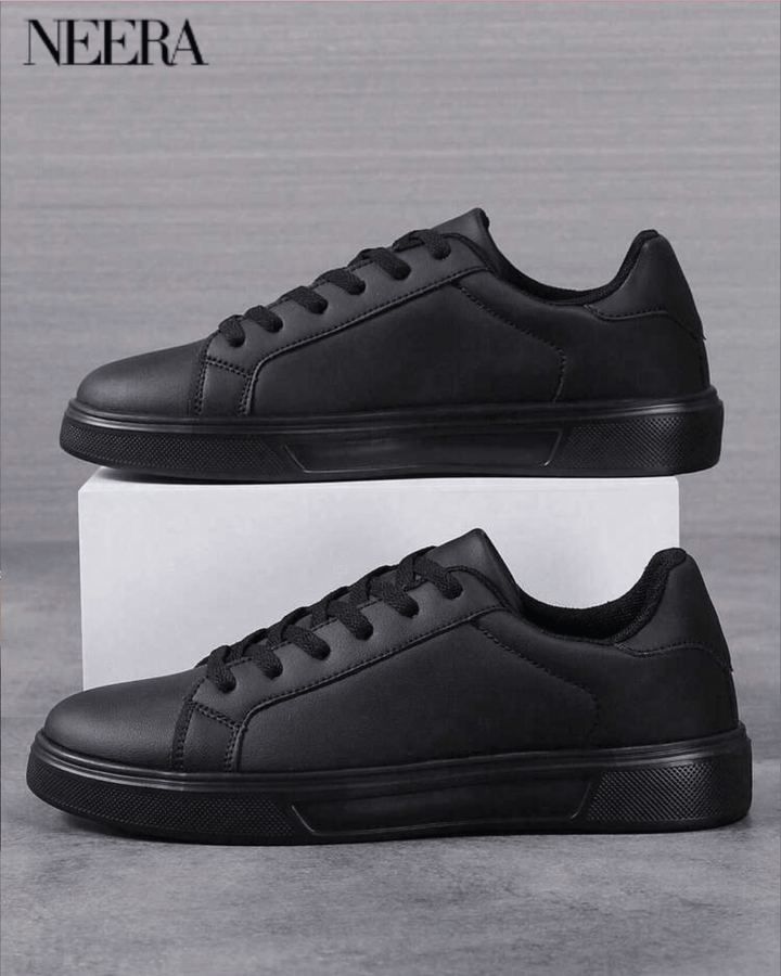 Scarpe, sneakers in pelle nera per la primavera e l'autunno